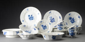 Royal Copenhagen. Service af porcelæn Blå Blomst  39