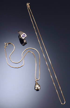 To halskæder samt ring med syntetisk safir af 8 kt 3