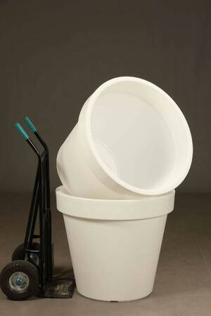 To store hvide havekrukker i slagfast plast med UV sikring 2