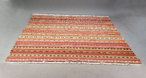 Indisk vævet tæppe. 297 x 201 cm. 