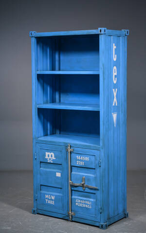 Reol i industrielt design, udformet som industricontainer.