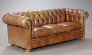 Chesterfield stil. Tre-pers. sofa, brunt læder