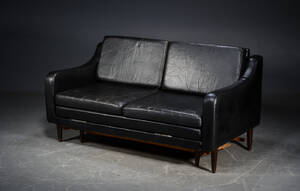 Sovesofa med sort læder, ca. 1960erne