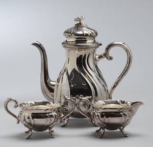 Kaffeservice af sølvplet skævknækket. 3.