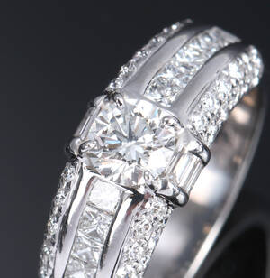 Moderne brillantring af 18 kt. hvidguld, i alt ca. 1.70 ct. HVVS-VS