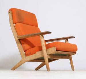 Hans J. Wegner. Højrygget lænestol model 290A