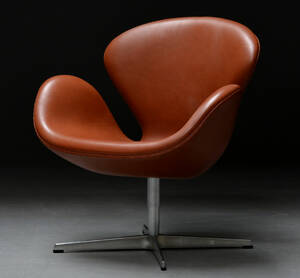 Arne Jacobsen. Lounge hvilestol Svanen  Red Label i cognac læder