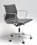 Charles Eames 1907 - 1978. Kontorstol, model EA-117, sort læder