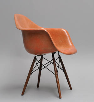 Charles Eames 1907 - 1978. Vintage Armstol, model DAW. Rød glasfiber. 1970erne