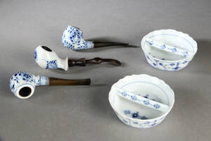 Royal Copenhagen - Musselmalet Riflet to askebægere samt 3 piber i porcelæn. 5