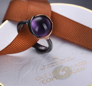 Ole Lynggaard. Lotus ring af oxideret sterlingsølv og 18 kt. guld med ametyst