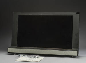 Bang Olufsen. BeoVision 8- 32 samt Beo4 fjernbetjening 2 Denne vare er sat til omsalg under nyt varenummer 4679183