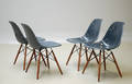 Charles Eames 1907 - 1978. Sæt på fire skalstole i antracitgrå glasfiber, model DSW 4