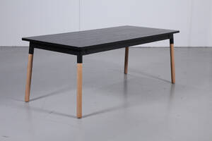 Spisebord med plade og ben af eg, 2000-tallet
