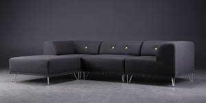Nomad DOT modulsofa, betrukket med mørkegråt filtuldstof fra italienske Velvetex, forkromede metalben
