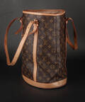 Louis Vuitton. Skuldertaske. Model Large Bucket. Monogram canvas.  Denne vare er sat til omsalg under nyt varenummer 4481422