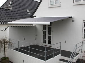 Markise. 4 meter i hellukket hvid aluminiumskasse, 320 g polyesterdug, motor,fjernbetjening,Galvaniserede baslag samt rustfri bolte