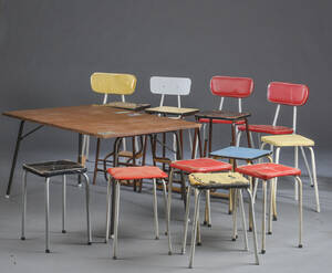 En samling diverse møbler bestående af  15 dele.