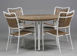 Trädgårdsgrupp från DaneLine runt bord och 4 stolar