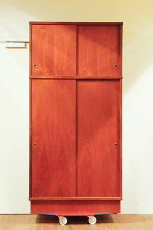 Klædeskab af teak, 1950erne, dansk møbelproducent 