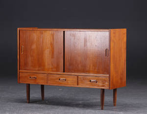 Dansk møbelproducent. Lille skænk - teak.