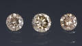 Tre uindafattede lyse brune diamanter, ca. 1.59 ct 3