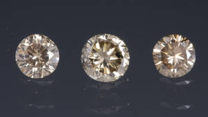 Tre uindafattede lyse brune diamanter, ca. 1.59 ct 3