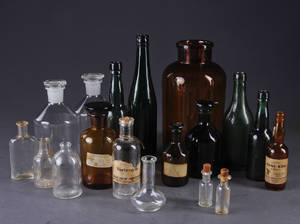 Samling medicinske flasker mv. 19