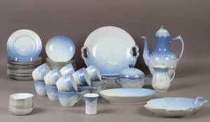 Bing  Grøndahl. Kaffe-  kagestel. Mågestel af porcelæn med guldkant.