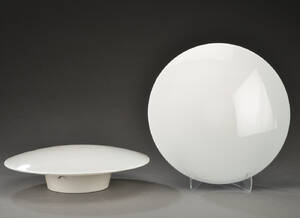Arne Jacobsen. Et par AJ Eklipta loftvæglamper i hvidt opal glas. 2 