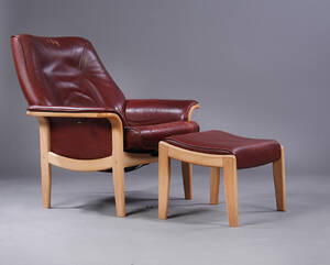 Dansk møbelproducent. Lænestol med tilhørende fodskammel betrukket med brunt læder. 2