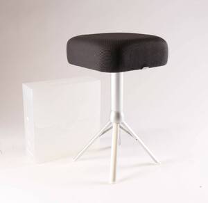 Salto og Sigsgaard. GUEST stol produceret af Montana