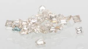 Talrige uindfattede navette- samt princess cut  diamanter på ialt ca. 3.81 ct.