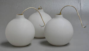 Vilhelm Wohlert. Et sæt på tre pendler af hvidt mat opalglas, model Satellit. 3