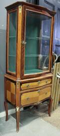 Vitrinskåp, Louis XV-stil