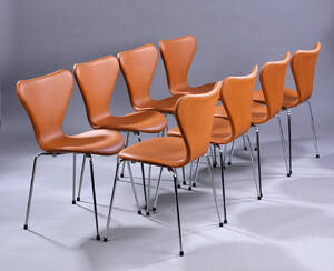 Arne Jacobsen. Et sæt på otte stole Syveren, model 3107, cognacfarvet Calvados læder. Ny siddehøjde 46,5 cm. 8