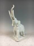 Großer Elefant aus Weißporzellan