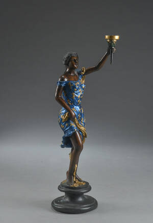 Kvindefigur af bemalet bronze