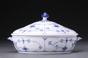 Royal Copenhagen. Musselmalet riflet terrin nr. 283
