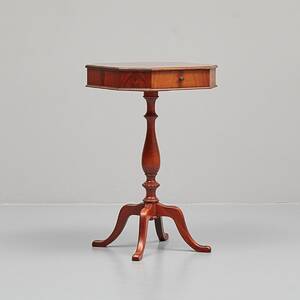 Pelarbord, med låda