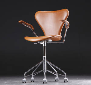 Arne Jacobsen 1902 - 1971. Kontorstol med armlæn, model 3217