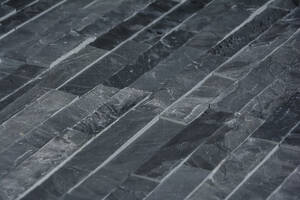 Mosaic stenvæg, antracit grå naturskifer, ca.13m²