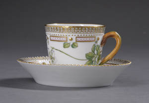 Flora Danica Mokkakop og underkop af porcelæn. Kgl.P. 2
