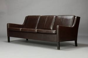 Dansk møbelproducent. Tre-pers. sofa