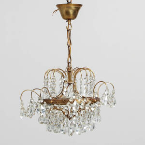 TAKLAMPA behängd med prismor