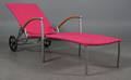 Solvog i pink polyratan og aluminium.