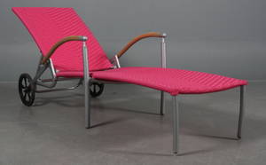 Solvog i pink polyratan og aluminium.