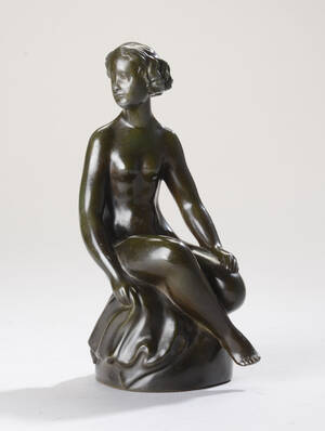 Just Andersen. Figur af diskometal  siddende kvinde.