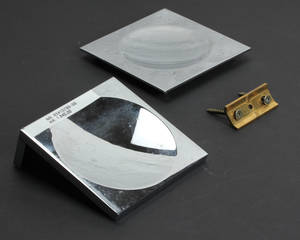 Krom væghængt sæbeholder og krom sæbeholder til bord