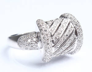 Brillant- og diamantring. Ca. 1.08 ct